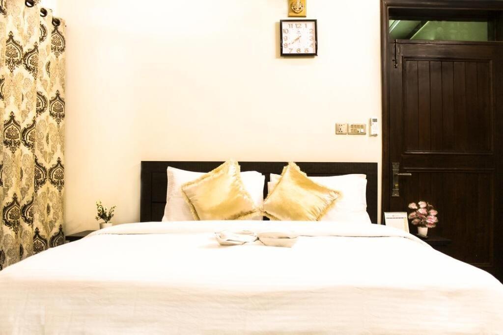 Luxury Living Rooms Near Agha Khan, Millennium, Nueplex Karachi Eksteriør billede