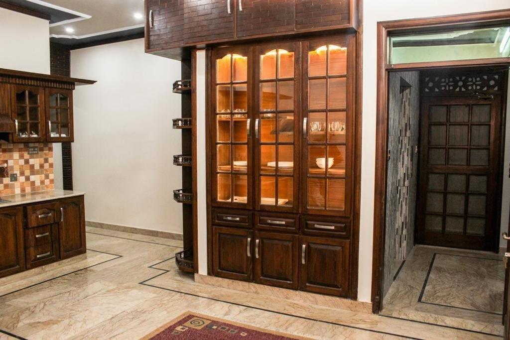 Luxury Living Rooms Near Agha Khan, Millennium, Nueplex Karachi Eksteriør billede