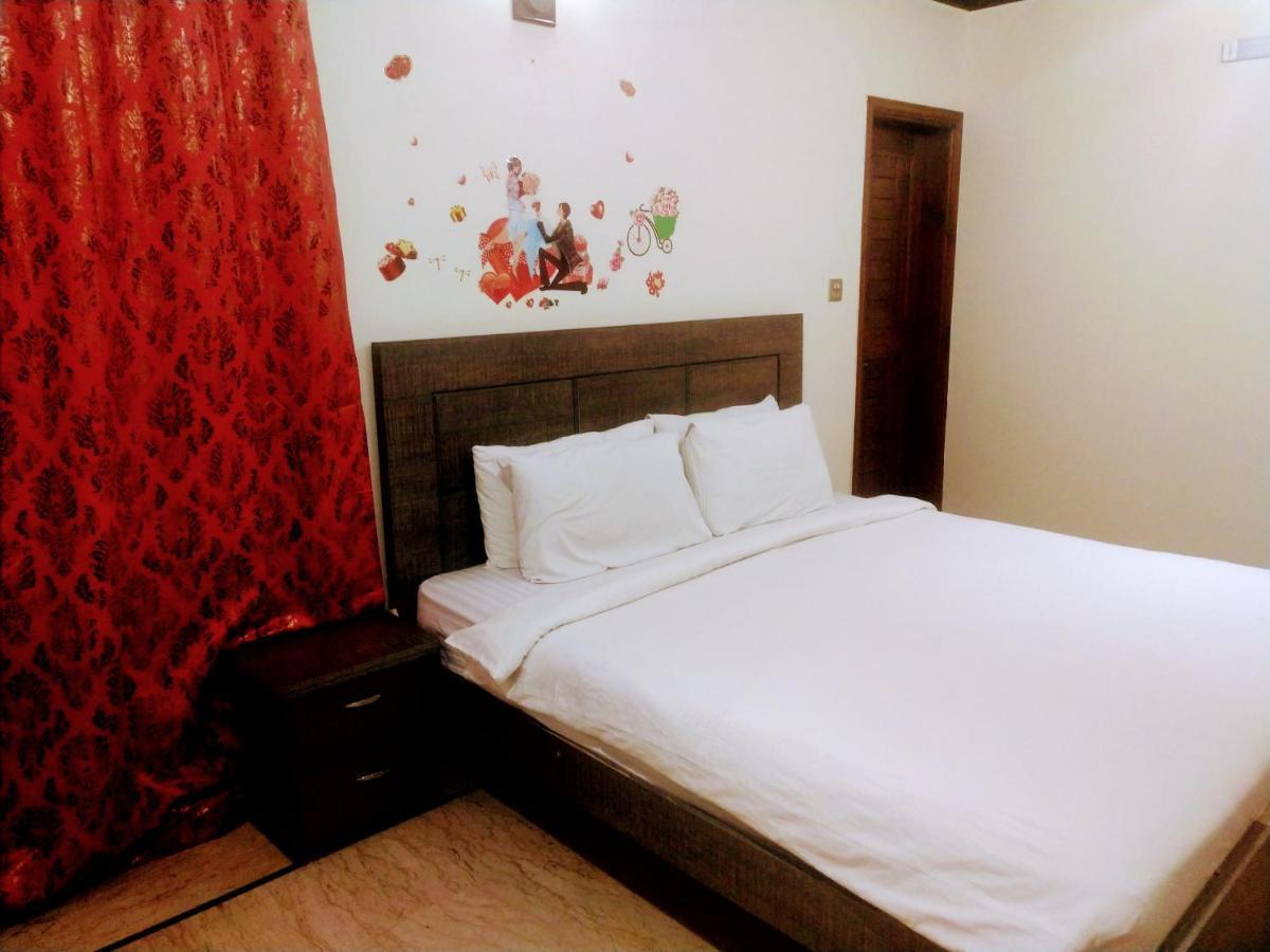 Luxury Living Rooms Near Agha Khan, Millennium, Nueplex Karachi Eksteriør billede