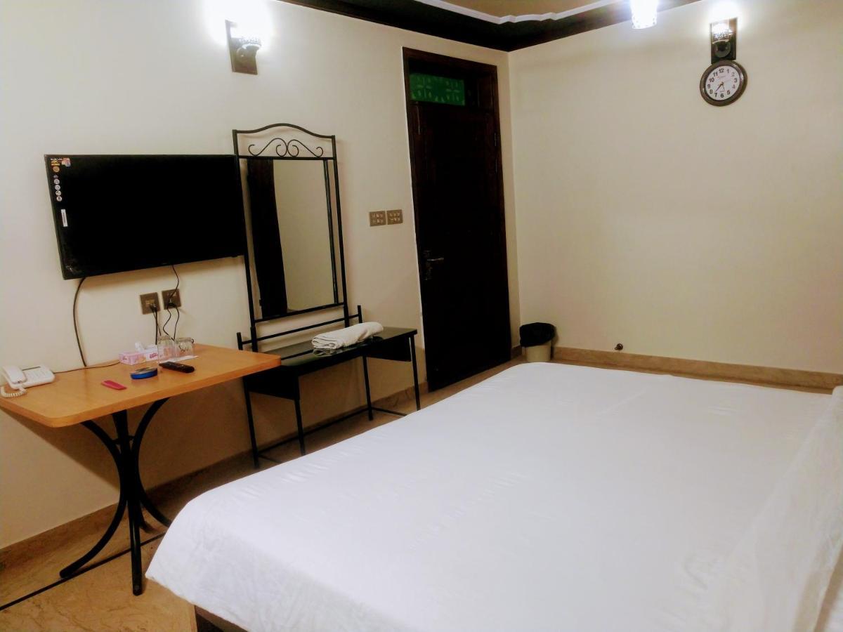 Luxury Living Rooms Near Agha Khan, Millennium, Nueplex Karachi Eksteriør billede