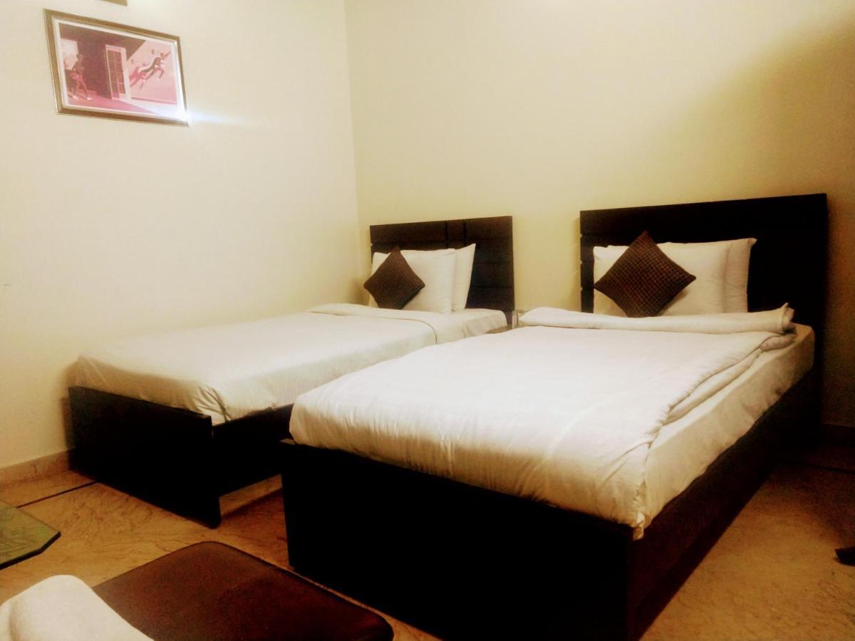 Luxury Living Rooms Near Agha Khan, Millennium, Nueplex Karachi Eksteriør billede