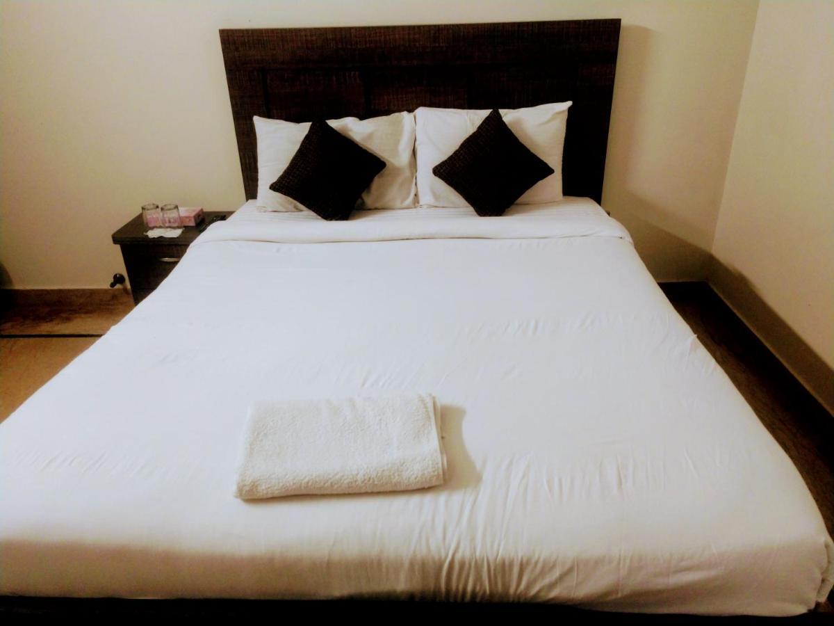 Luxury Living Rooms Near Agha Khan, Millennium, Nueplex Karachi Eksteriør billede