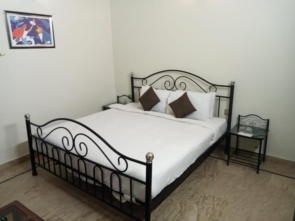 Luxury Living Rooms Near Agha Khan, Millennium, Nueplex Karachi Eksteriør billede