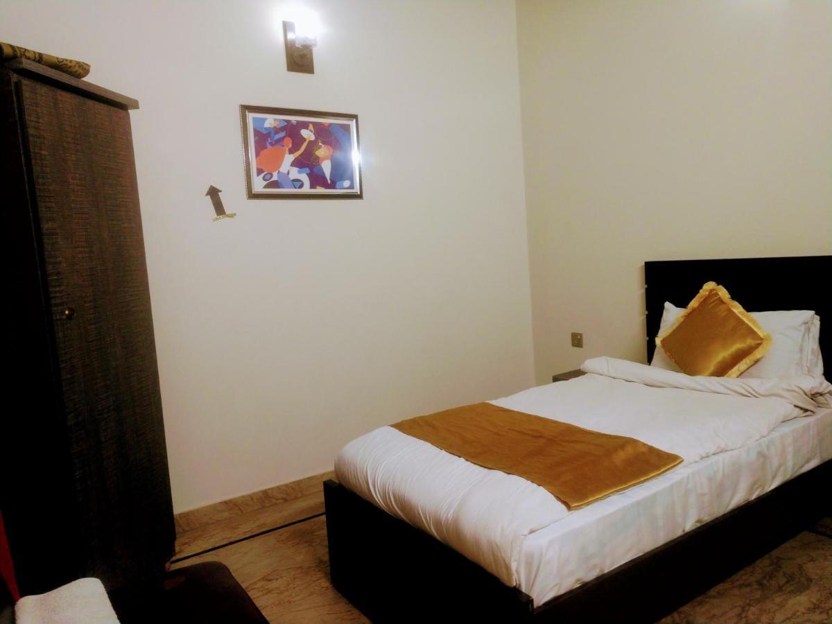 Luxury Living Rooms Near Agha Khan, Millennium, Nueplex Karachi Eksteriør billede