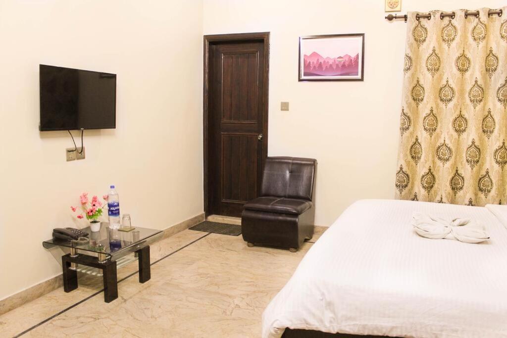 Luxury Living Rooms Near Agha Khan, Millennium, Nueplex Karachi Værelse billede
