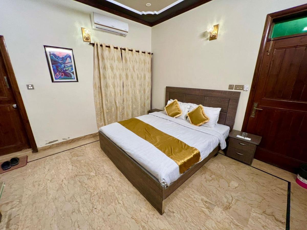 Luxury Living Rooms Near Agha Khan, Millennium, Nueplex Karachi Værelse billede