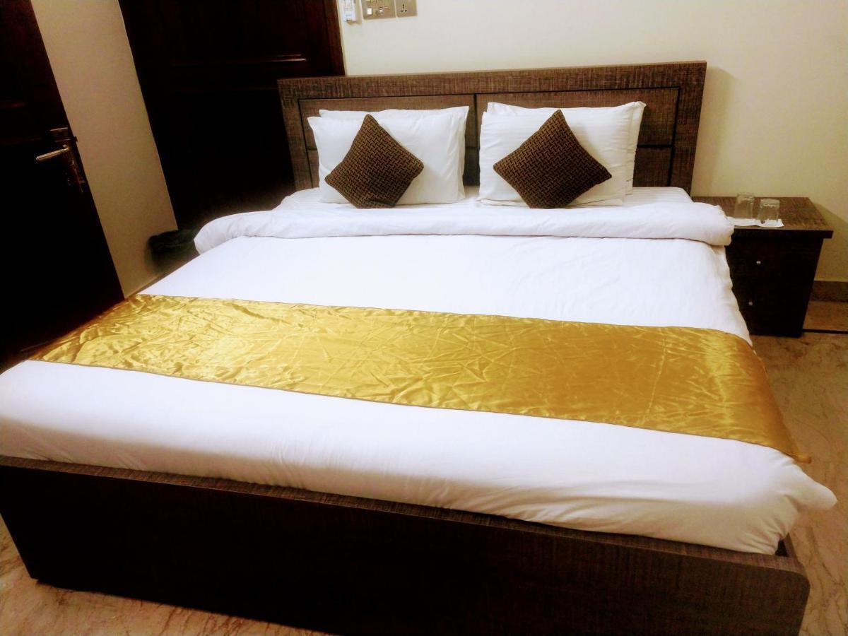 Luxury Living Rooms Near Agha Khan, Millennium, Nueplex Karachi Værelse billede
